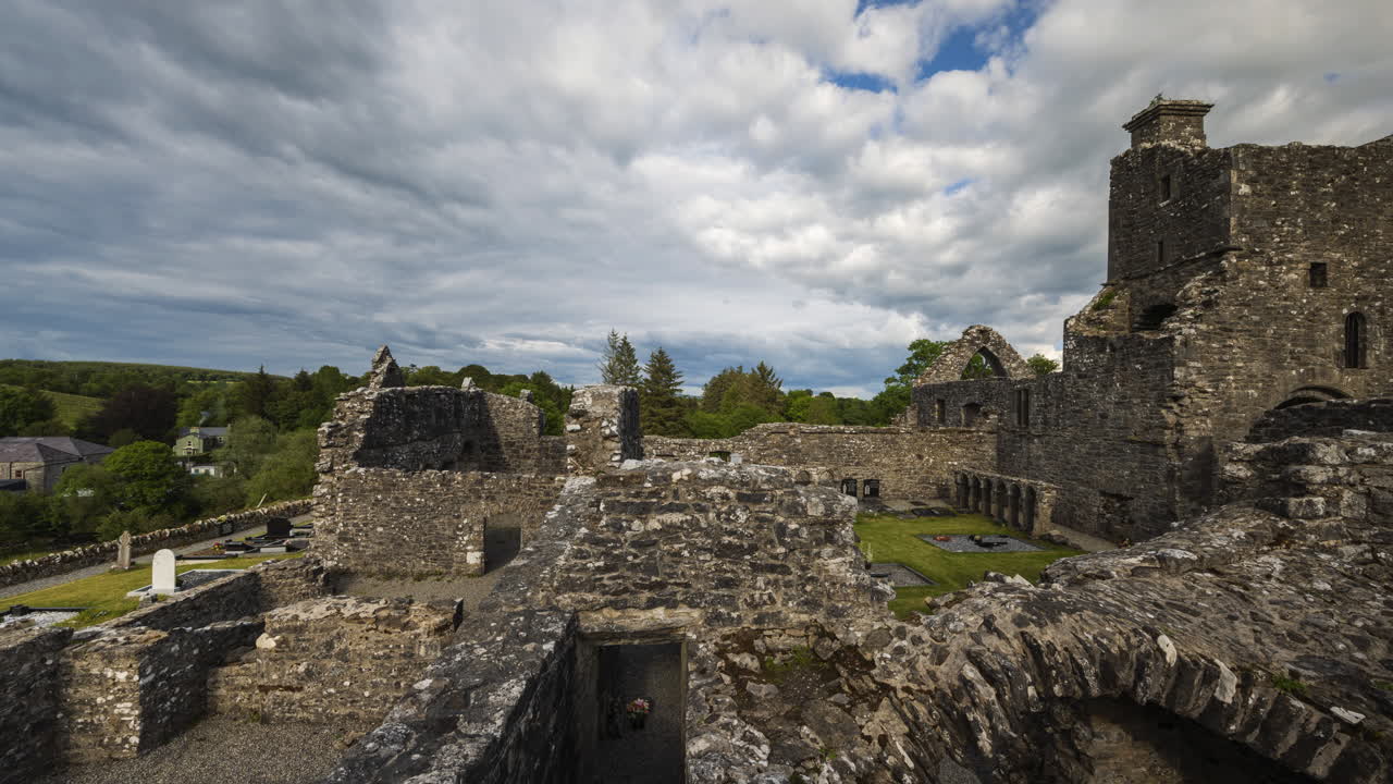 lapso de tiempo panorámico de la abadía de creevela, condado de leitrim, irlanda como un hito turístico histórico con nubes dramáticas en el cielo