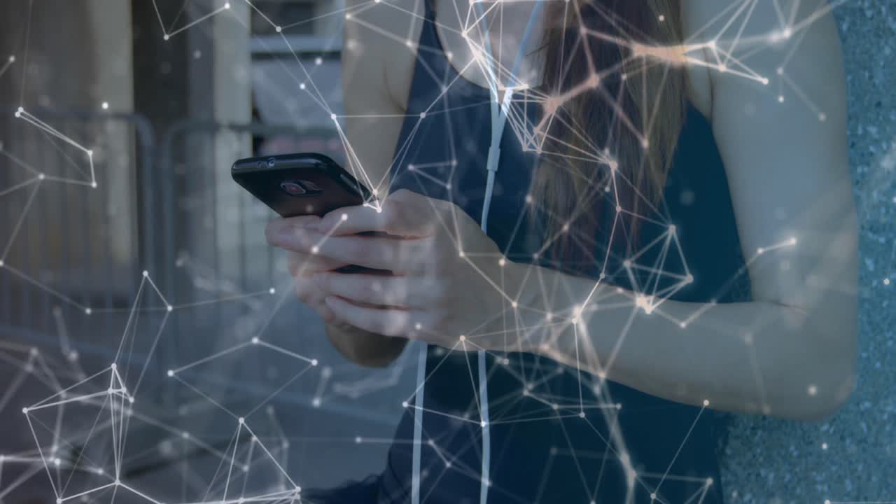 red de conexiones flotando contra mujer caucásica que usa auriculares usando un teléfono inteligente