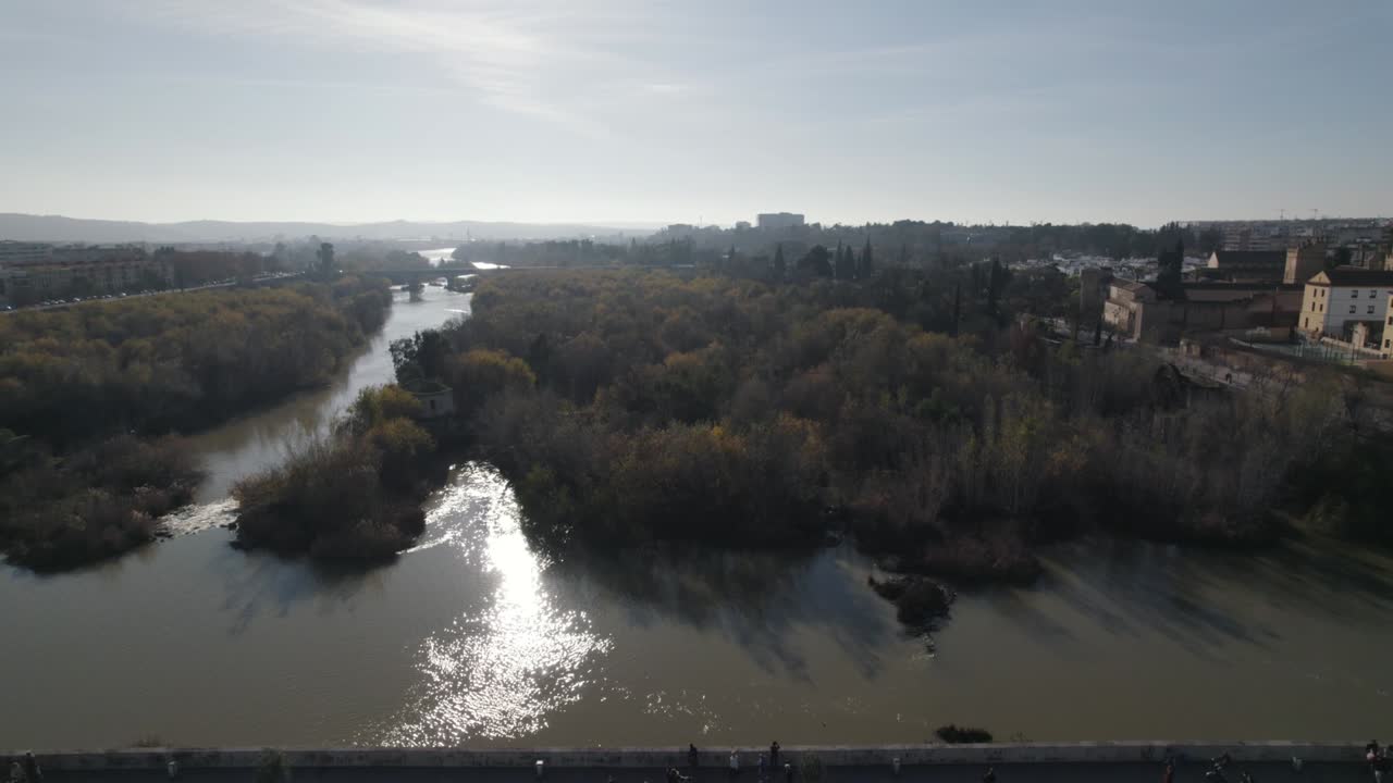 retiro aéreo sobre el puente romano que atraviesa guadalquivir; córdoba, españa