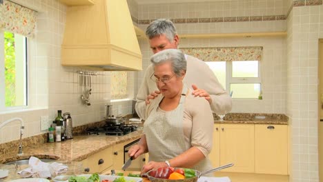 pareja madura cocinando juntos