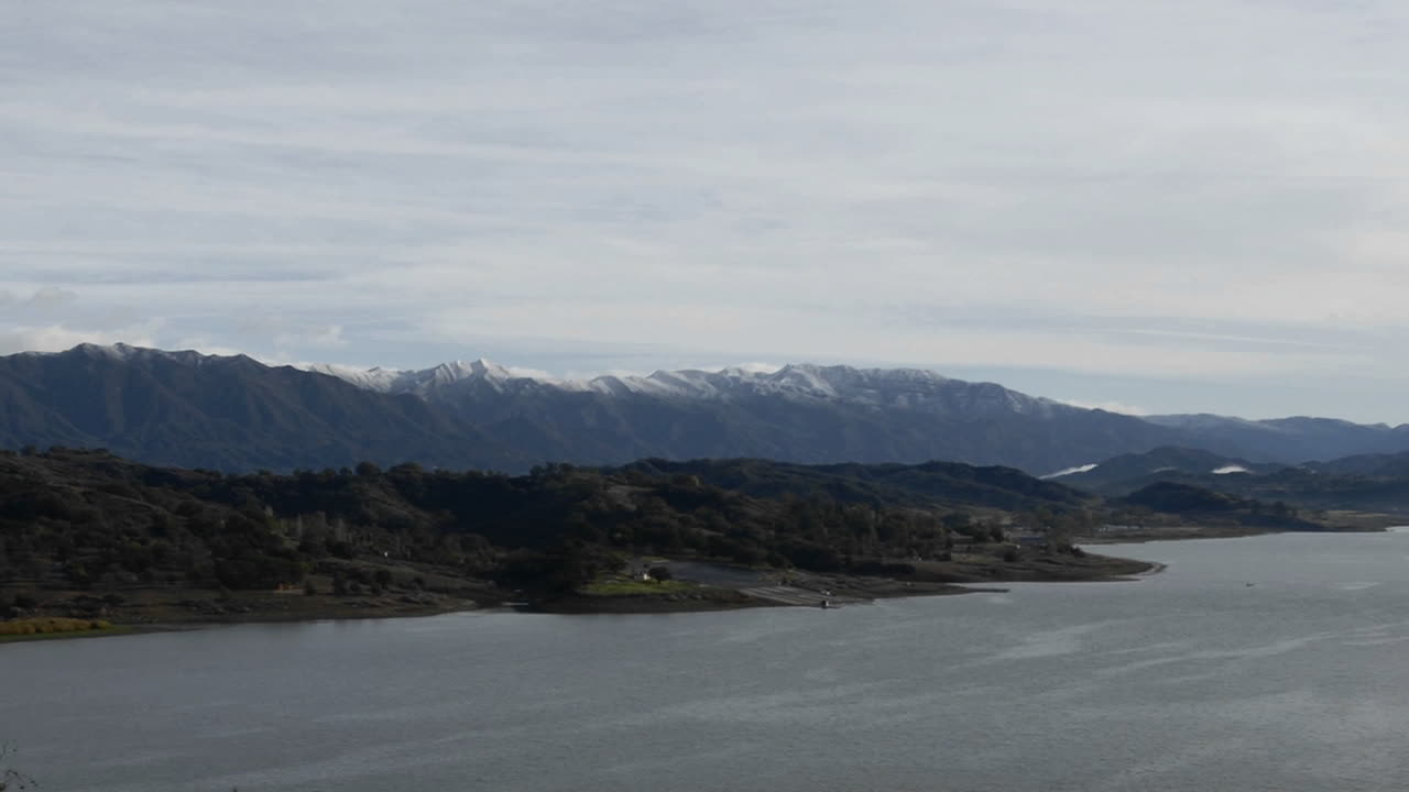 오하이오 캘리포니아에 있는 카시타 호수와 산타 이네즈 산맥 위로 구름이 시간 경과