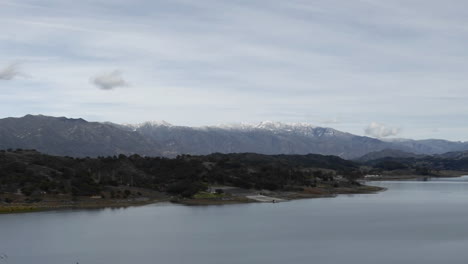 Lapso-De-Tiempo-De-Nubes-Sobre-El-Lago-Casitas-Y-Las-Montañas-De-Santa-Ynez-En-Ojai-California