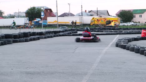 go-karting divertido en una pista al aire libre