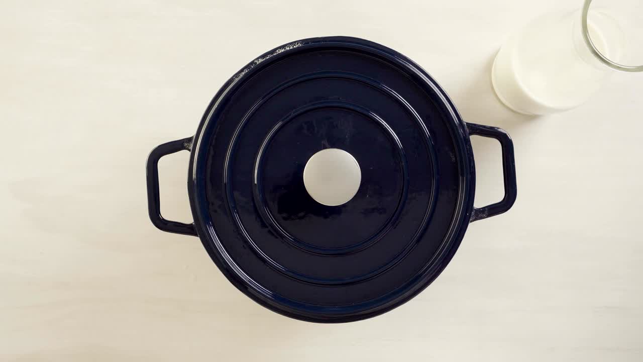 приготовляю классическое картофельное пюре на ужин на день благодарения.