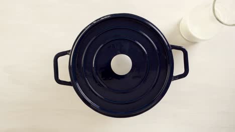 preparando el clásico puré de patatas para la cena de acción de gracias.