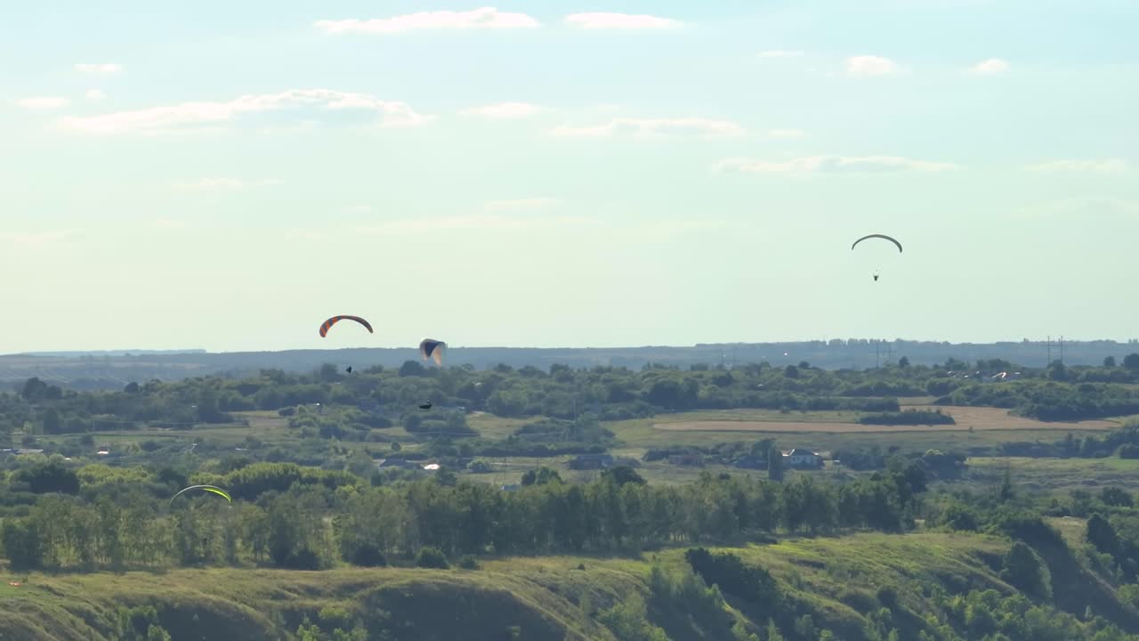 парапланирование над сельским пейзажем в солнечный день