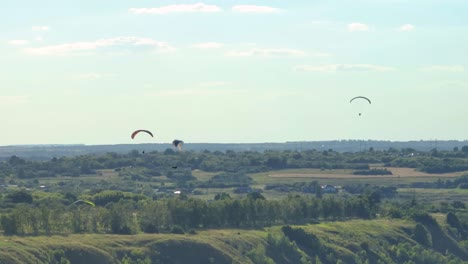 en parapente sobre un paisaje rural en un día soleado