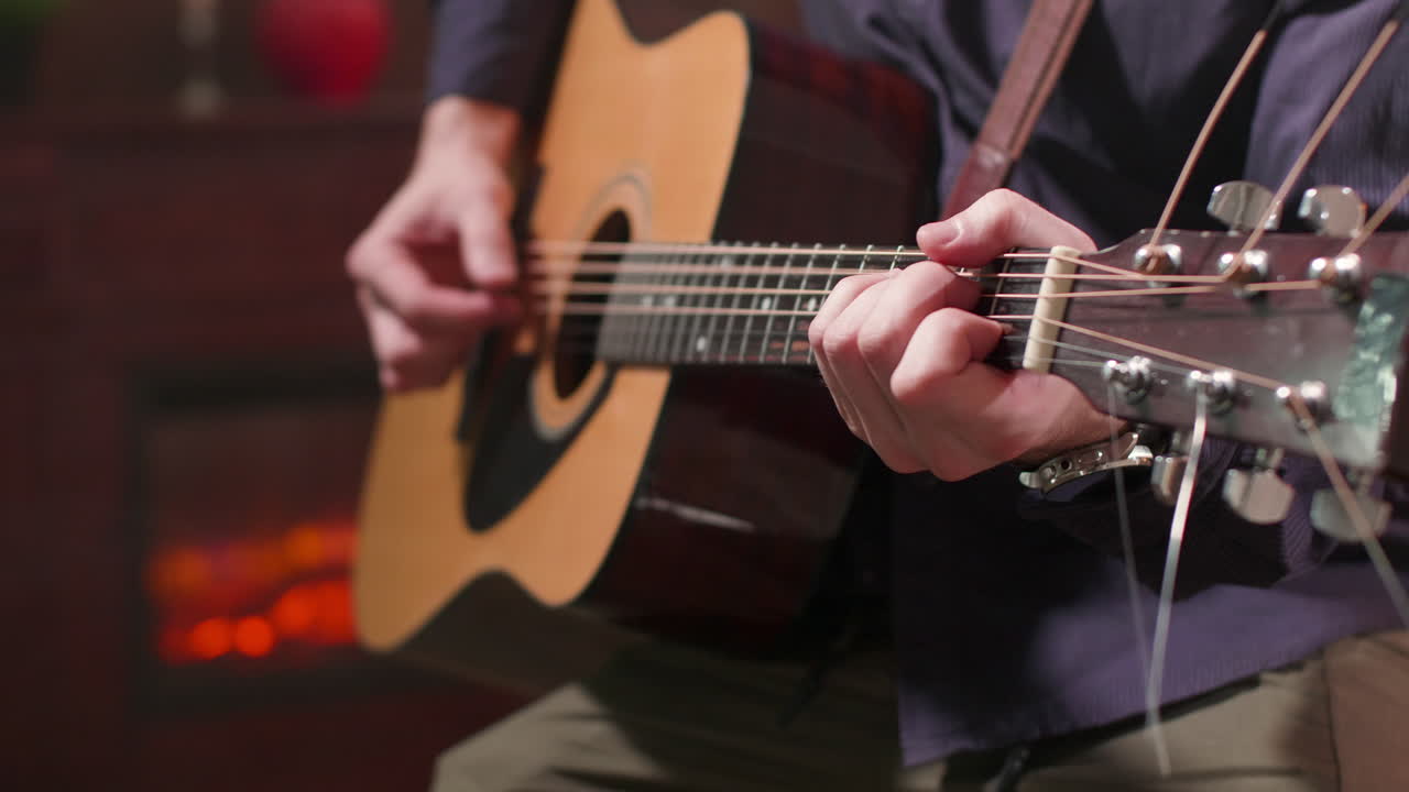 persona que toca la guitarra acústica