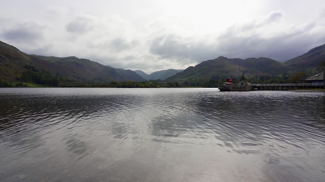 고요한 날 얼스워터 호수 증기선 부두의 패닝 뷰