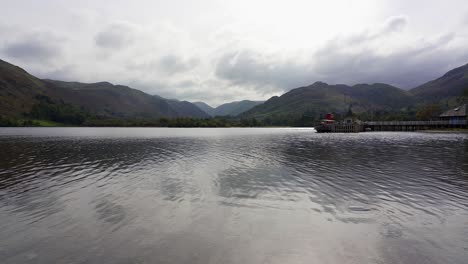 Vista-Panorámica-Del-Embarcadero-Del-Barco-De-Vapor-Del-Lago-Ullswater-En-Un-Día-Tranquilo