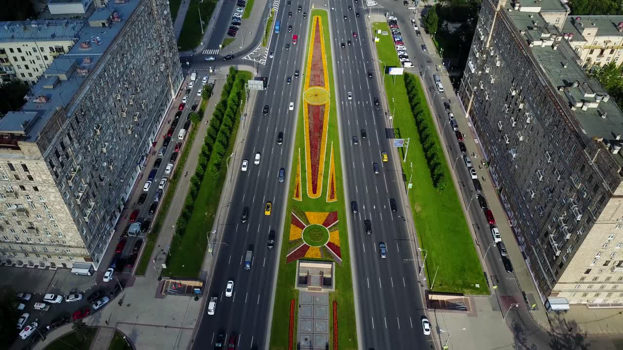 꽃 디자인 을 가진 도시 거리