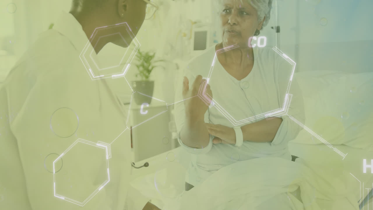 animación de la fórmula química sobre diversas mujeres mayores paciente y médico hablando