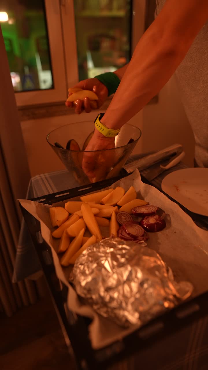 preparando un plato de verduras y carne asadas