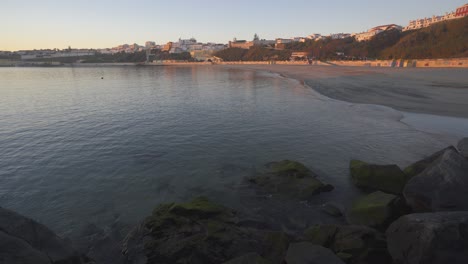 Playa-De-Senos-Al-Atardecer-En-Portugal