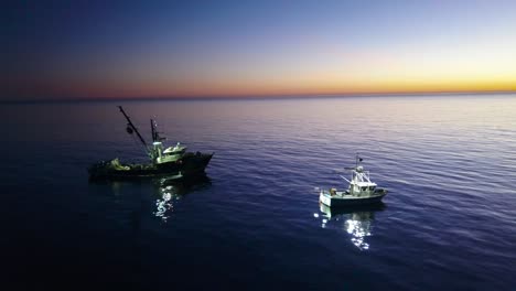 antena de pescadores de calamar con barcos de pesca iluminados por focos brillantes frente a la costa de malibu california 5