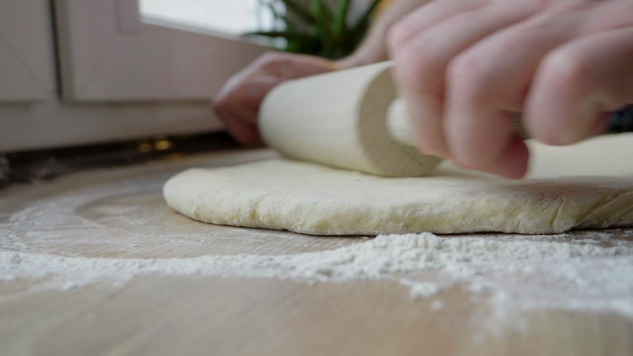 крупный план катушки и теста при приготовлении домашних пшеничных булочек