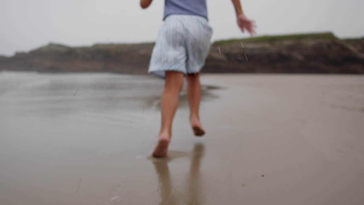 niño corriendo en la playa