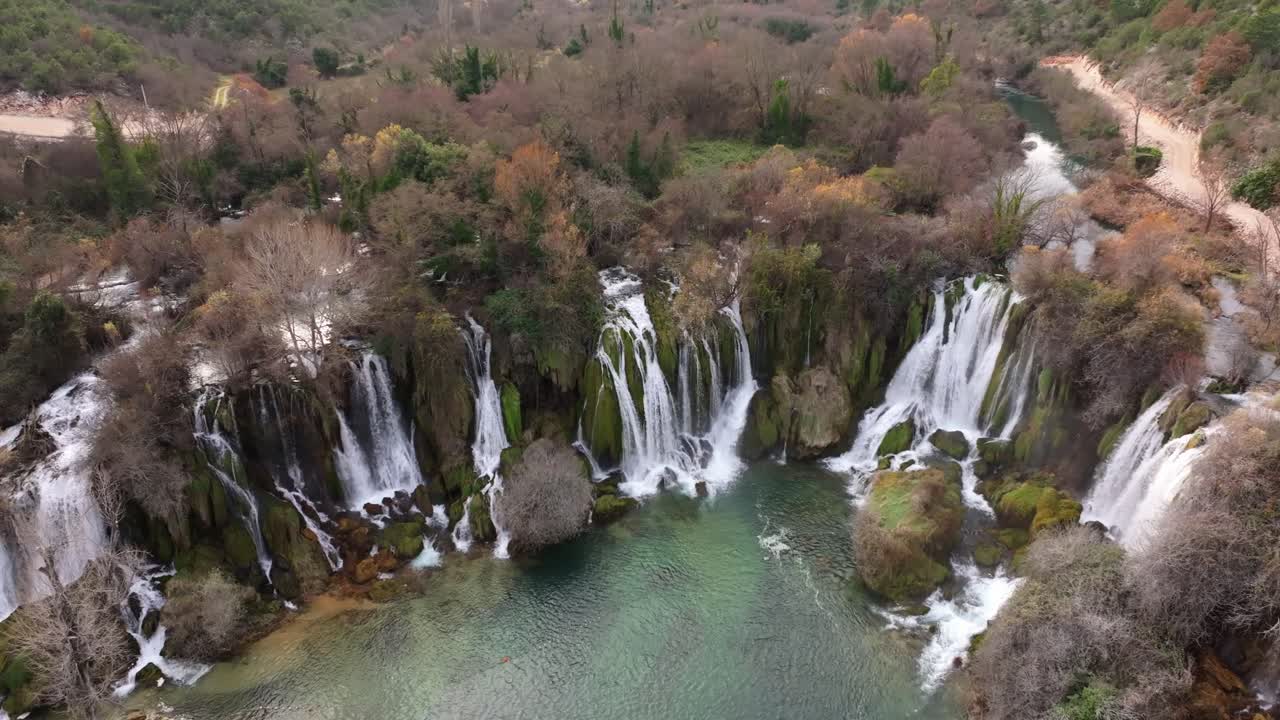 Ripresa con drone della Cascata di Kravica in autunno, Bosnia ed Erzegovina