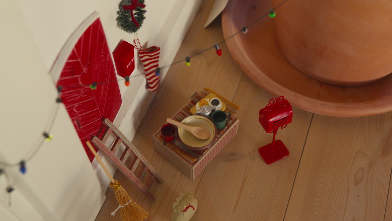 милая скандинавская дверная установка с праздничными украшениями, праздничная традиция