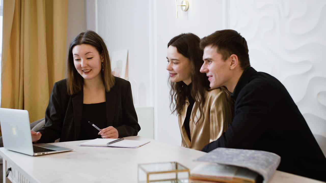 mujer asiática en la oficina