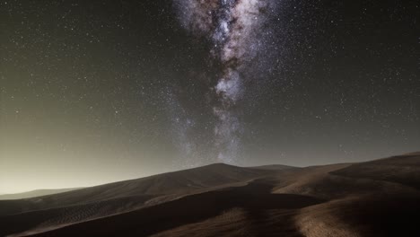 increíble vía láctea sobre las dunas erg chebbi en el desierto del sahara