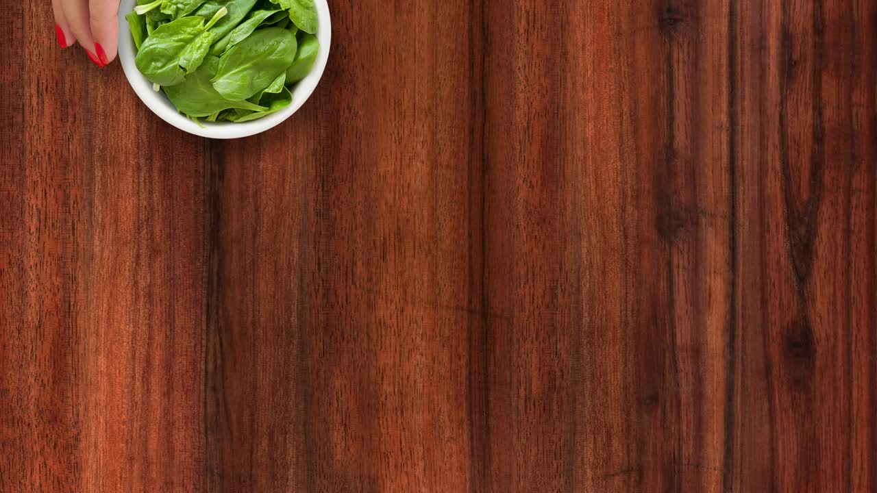 ofreciendo hojas de espinaca