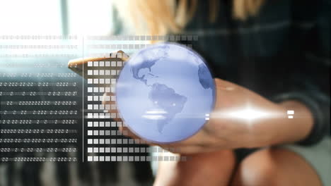 animación del globo y procesamiento de datos sobre una mujer caucásica usando un teléfono inteligente