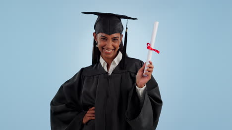 mujer feliz, estudiante y certificado