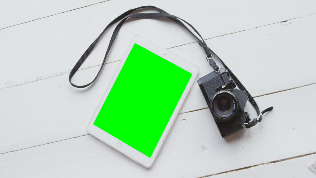 vista de ángulo alto de la mesa digital y la cámara digital en el hogar 4k