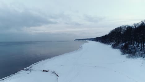 Gefrorene-Verschneite-Küste-An-Einem-Kalten-Wintertag