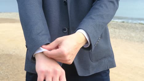 hombre de negocios enderezando la chaqueta