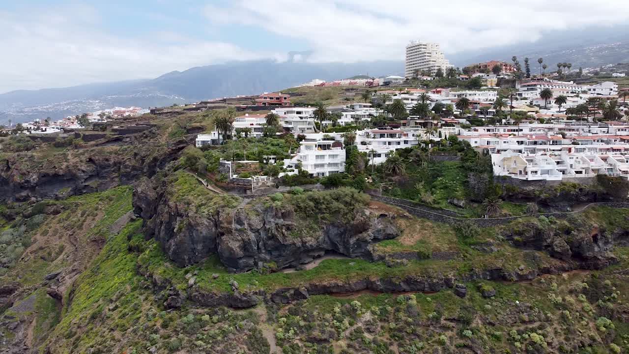 vista aérea de drones de complejos residenciales y hoteleros junto a la costa en el norte de tenerife, islas canarias, españa