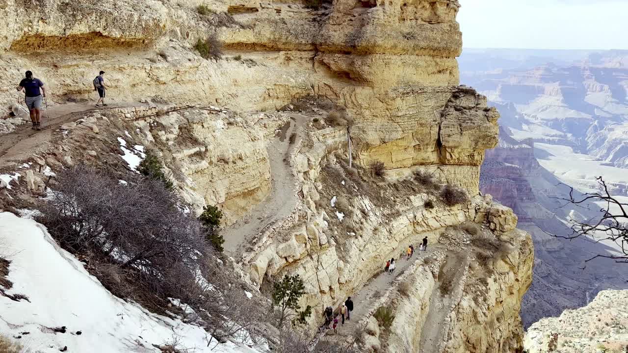 고소 공포증, 가파른 절벽과 절벽이 있는 그랜드 캐년의 남쪽 가장자리로 가는 좁은 길