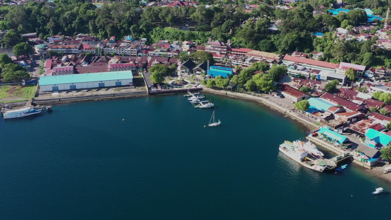 - 사방 만의 항구의 공중 사진