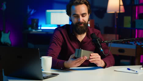 jolly influencer presenta un dispositivo de reproducción de música
