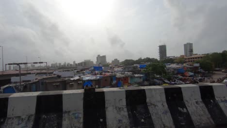 Blick-Auf-Das-Slumgebiet-Während-Der-Fahrt-Auf-Der-Straße-In-Mumbai,-Indien-–-Kamerafahrt