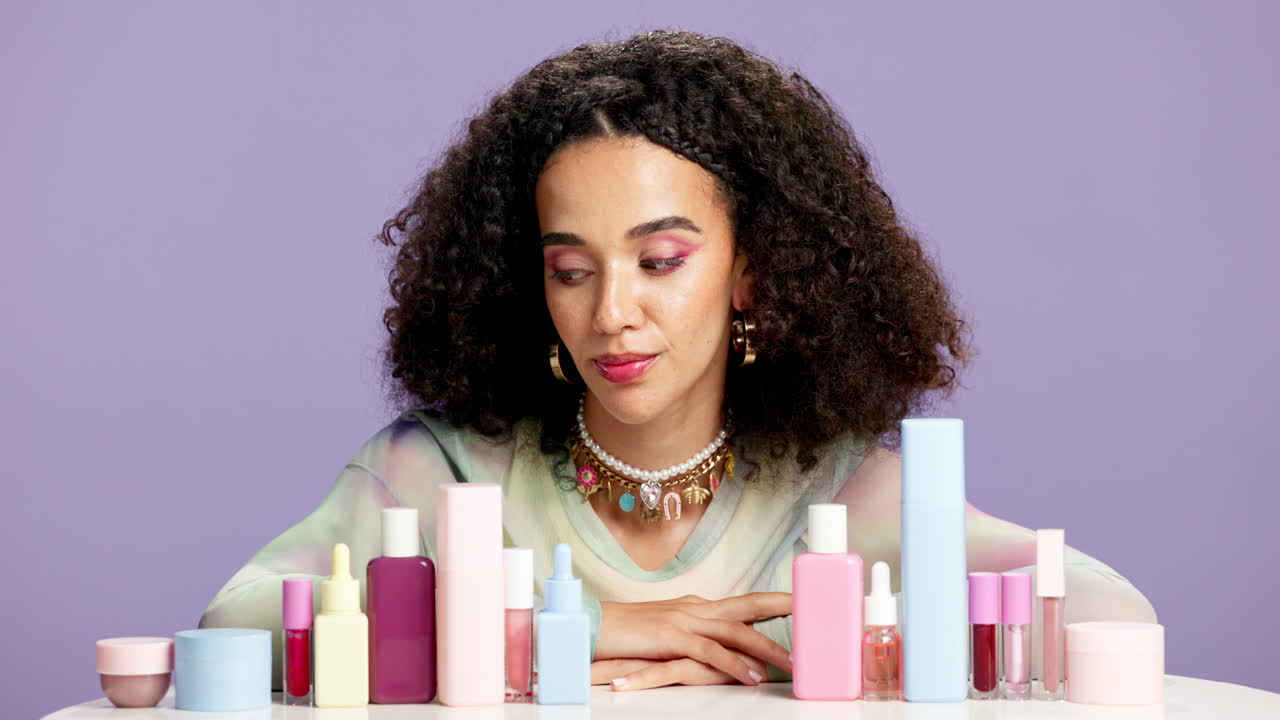 Femme avec des produits cosmétiques