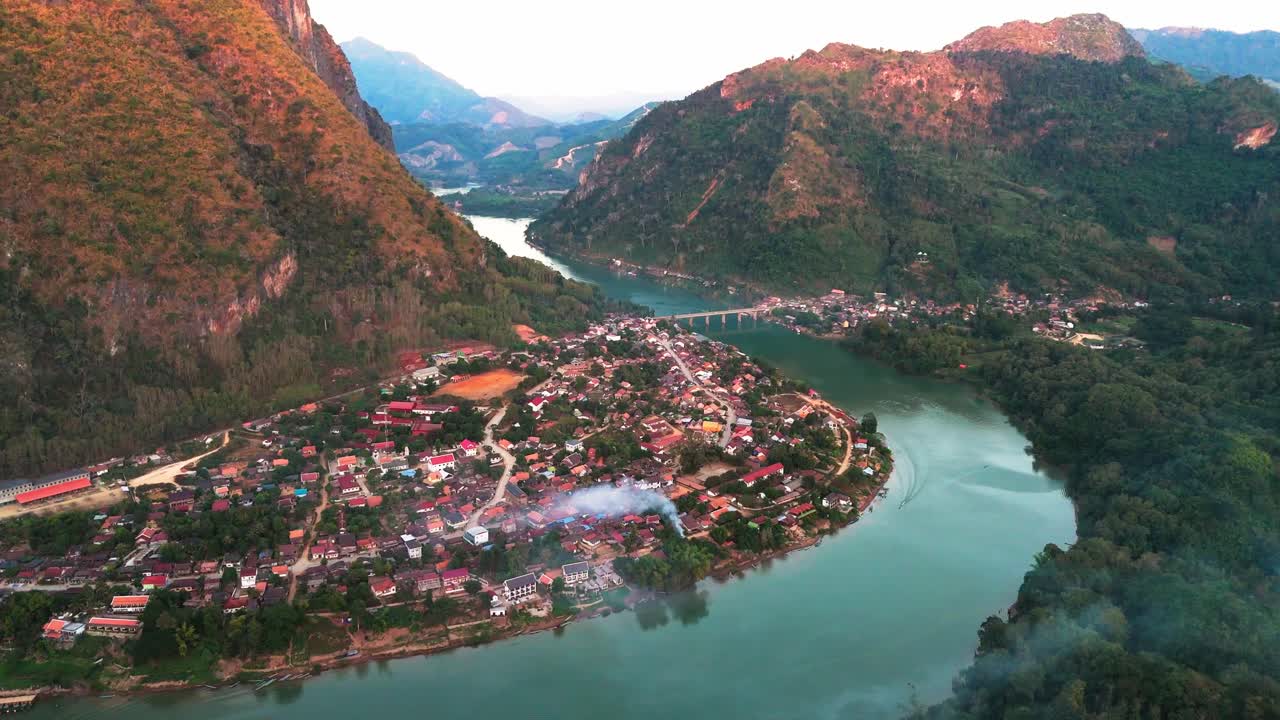 paisaje de la aldea de nong khiaw en laos vista aérea sobre el río a través de las montañas en el sureste de asia