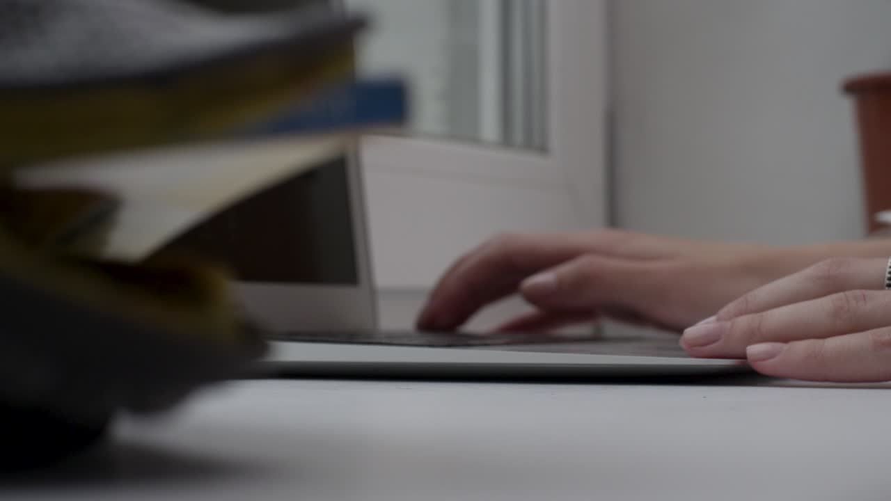 Mujer que trabaja en la computadora portátil