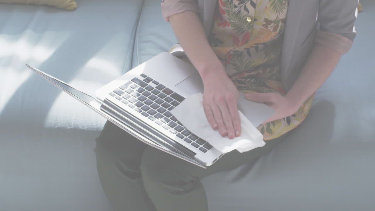 노트북을 소독하는 여자와 함께  ⁇ 박이는 단어의 애니메이션