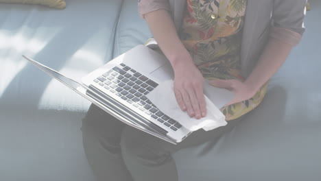 animación de palabras parpadeantes con una mujer desinfectando su computadora portátil