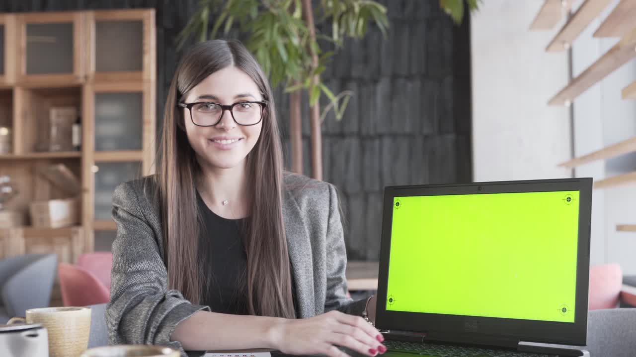 dos damas inteligentes y presentables que son compañeras de grupo trabajan juntas en la tarea mutua del proyecto sobre economía