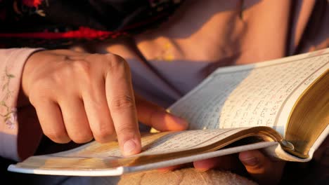 mujer leyendo el corán