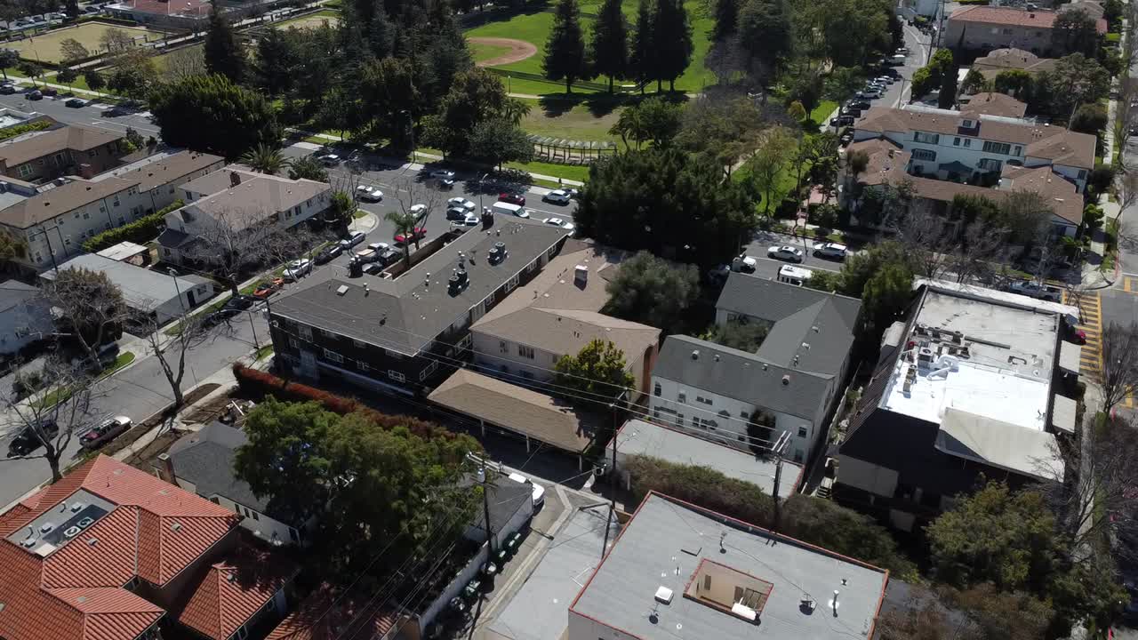 vista aérea del coche clásico conduciendo por la carretera