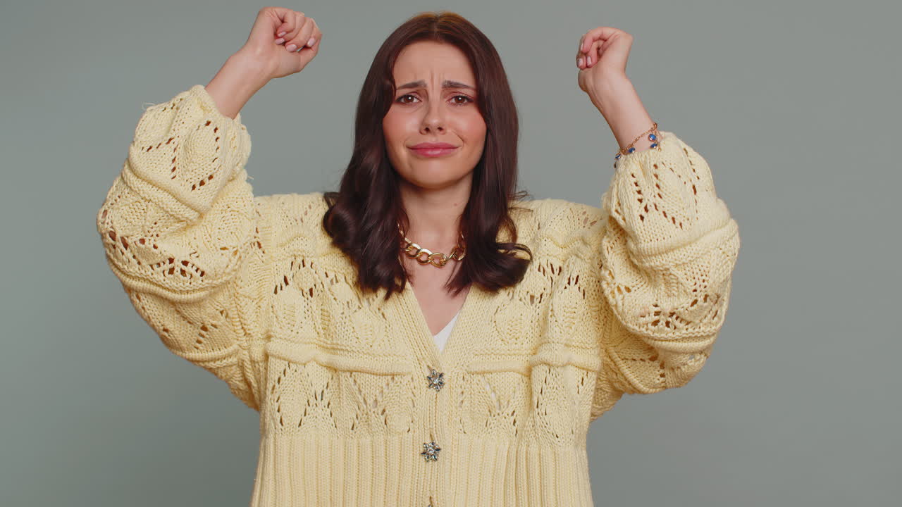 женщина скрестила пальцы проигрывает, становится удивлена результатами лотереи, плохая удача, потеря, неудачные новости