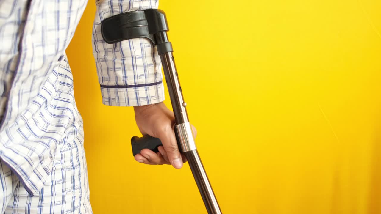 persona que utiliza una muleta