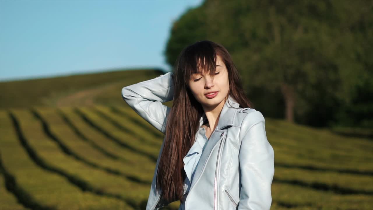 차 농장에서 휴식을 취하는 여자