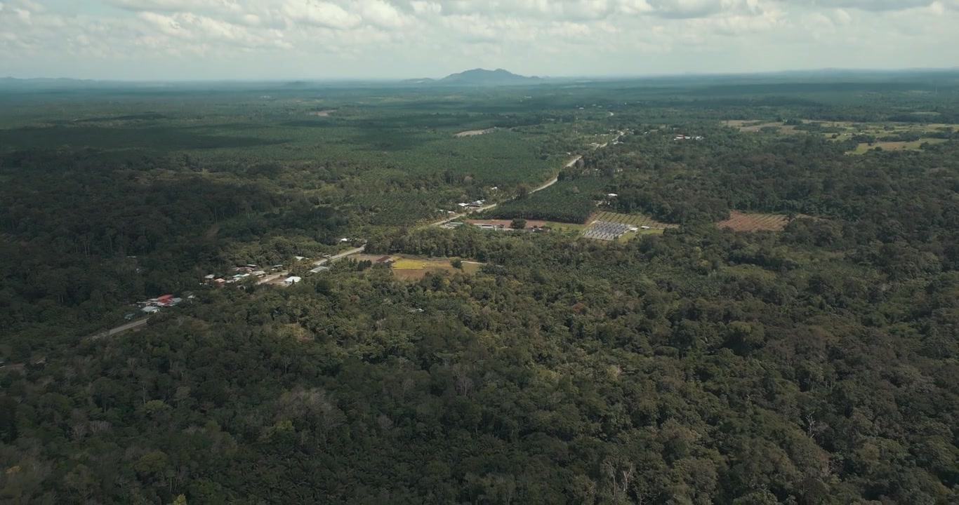 El tramo de la autopista Pan Borneo entre Lundu y Sematan tiene aproximadamente 30 kilómetros de largo; la ruta cruza el importante Puente Batang Kayan justo a las afueras de la ciudad de Lundu.