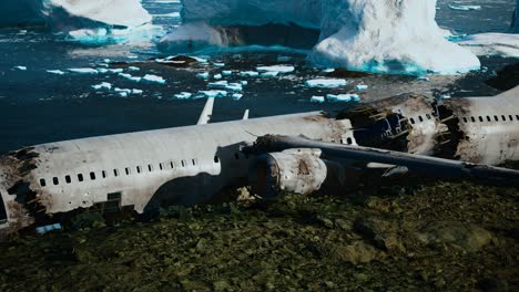 Altes-Kaputtes-Flugzeug-Am-Strand-Von-Island