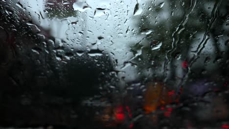 Fuertes-Lluvias-En-Una-Carretera-Y-Grabadas-Desde-El-Interior-Del-Coche